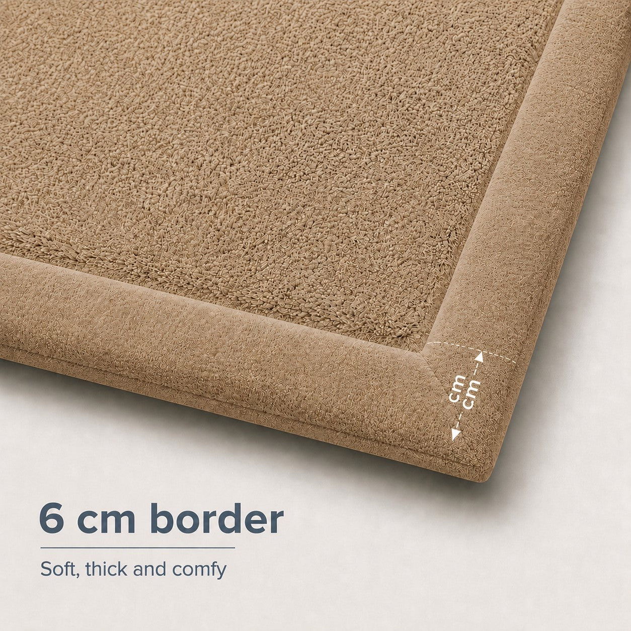  Детайл на бежовия детски мемори килим GINGER HOME LOLLA с мек 6 см борд и кадифена текстура. 