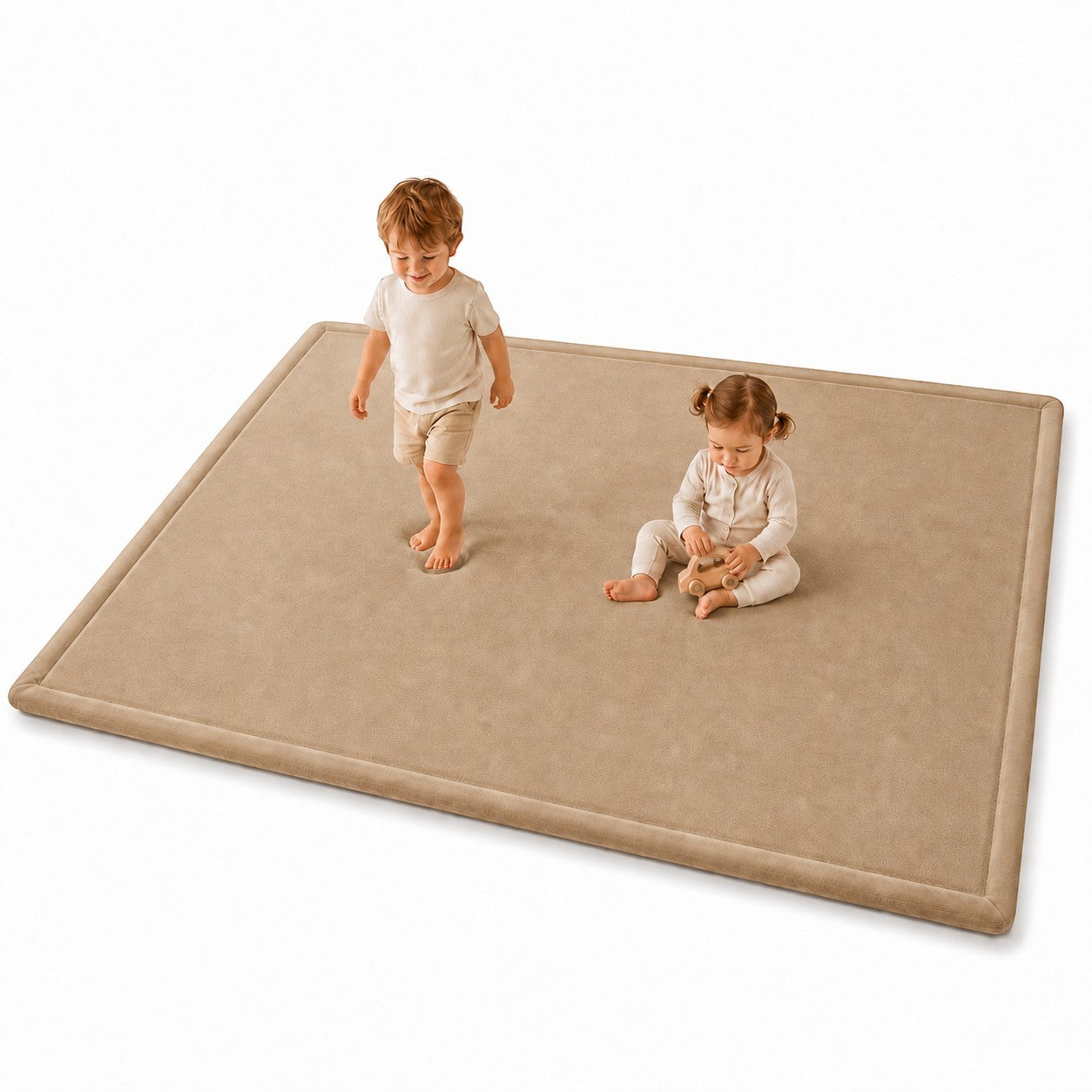Детски мемори килим GINGER HOME LOLLA в бежов цвят, 150x200 см, с две деца върху меката повърхност на бял фон.