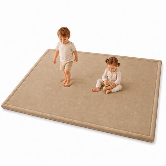 Детски мемори килим GINGER HOME LOLLA в бежов цвят, 150x200 см, с две деца върху меката повърхност на бял фон.