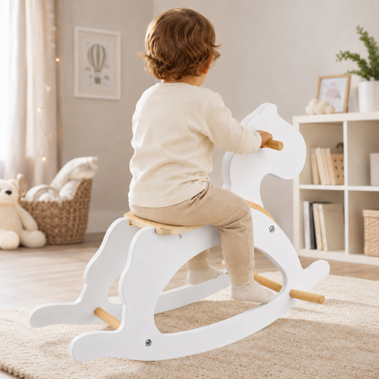 Дете в гръб играе с бяло дървено конче за люлеене GINGER HOME в детска стая
