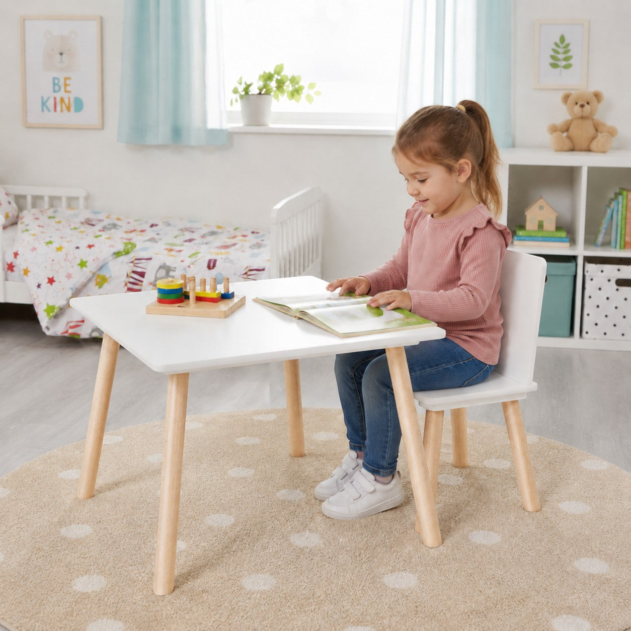 Дете чете книжка на бяло детско столче GINGER HOME до детска маса в уютна стая