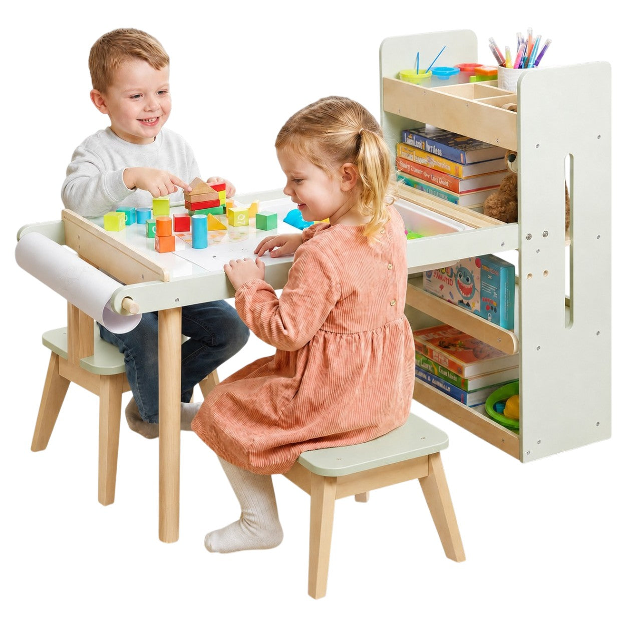 Деца играят на сензорна маса GINGER HOME с контейнери, рафтове и две столчета