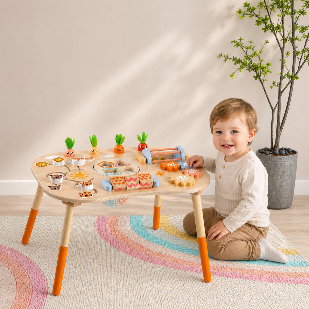 Дете играе до Монтесори активна маса GINGER HOME с дървени игри, моркови, зъбни колела и сортери