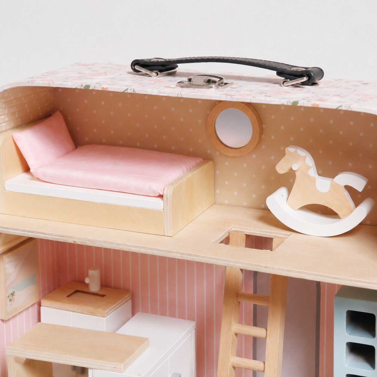 Детайл на горния етаж на детска дървена къща куфар GINGER HOME с легло, люлеещо конче, огледало и стълба