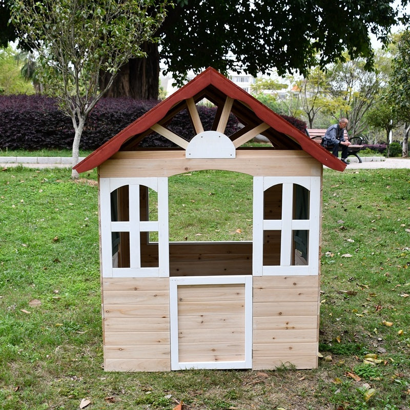 Предна част на детска дървена къщичка с прозорци