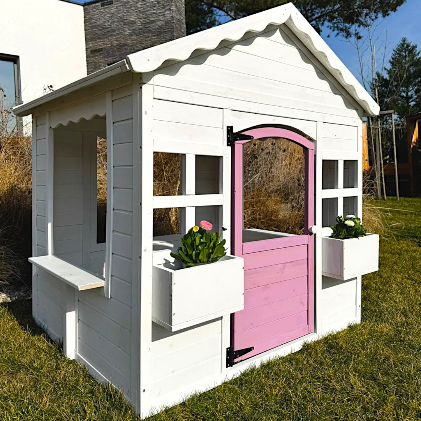 Реална снимка на детска дървена къщичка GINGER HOME в двор и градина