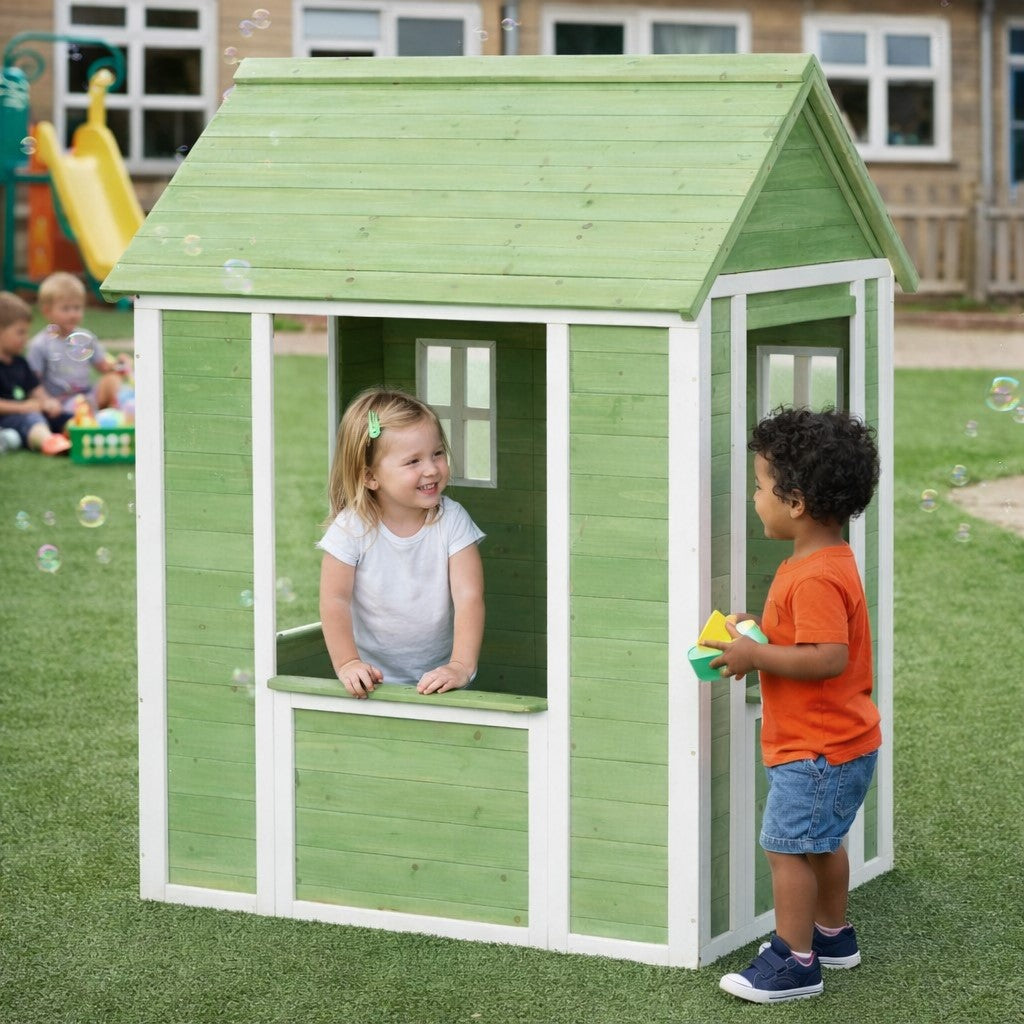 Деца играят в детска къщичка за игра GINGER HOME в градинска среда