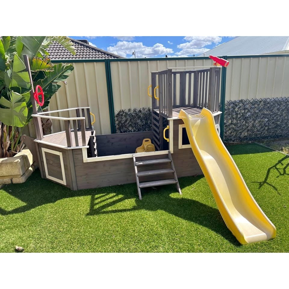 Детска дървена катерушка пиратски кораб с пързалка в частен двор