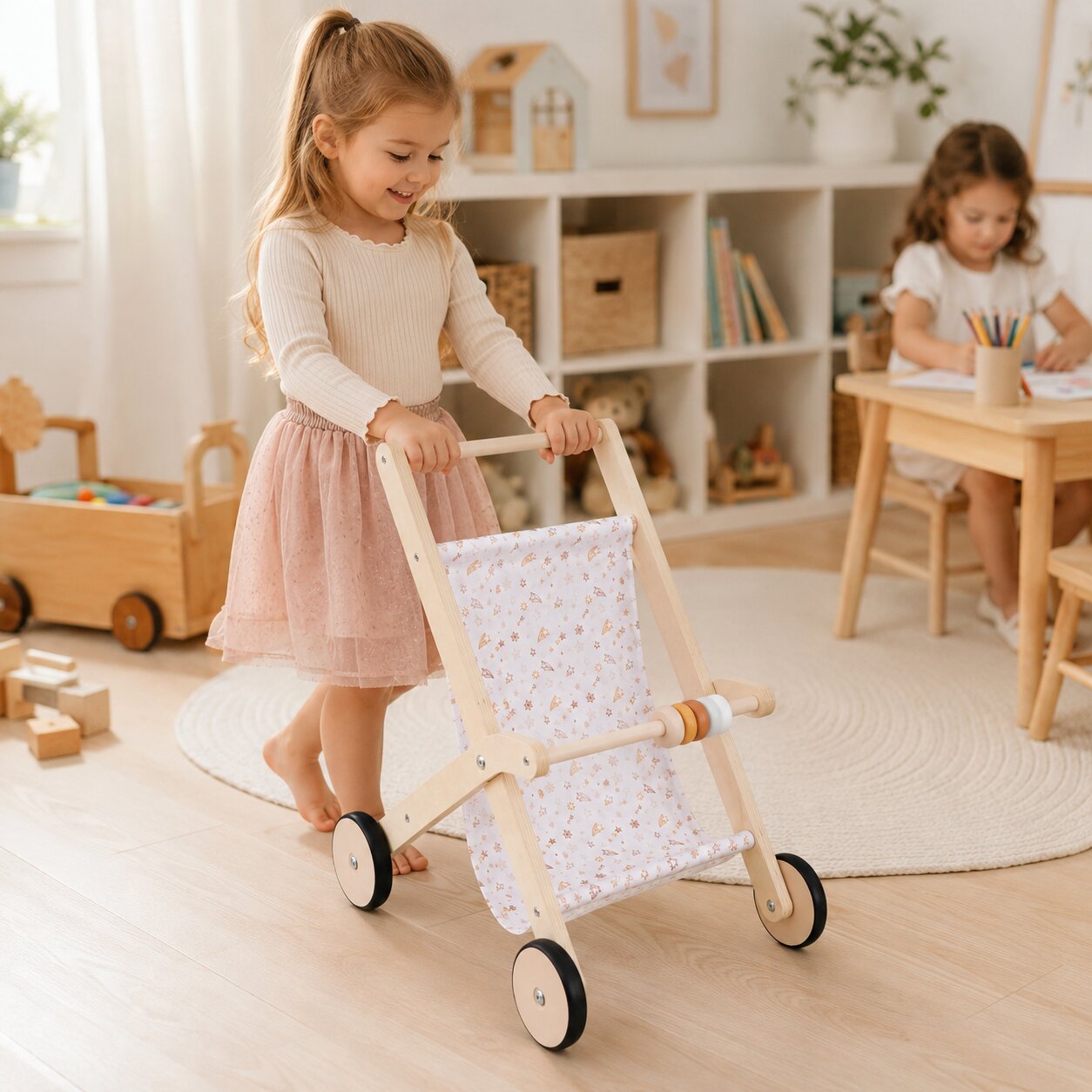 Деца играят с детска дървена количка за кукли GINGER HOME с мек текстилен кош и плюшена играчка