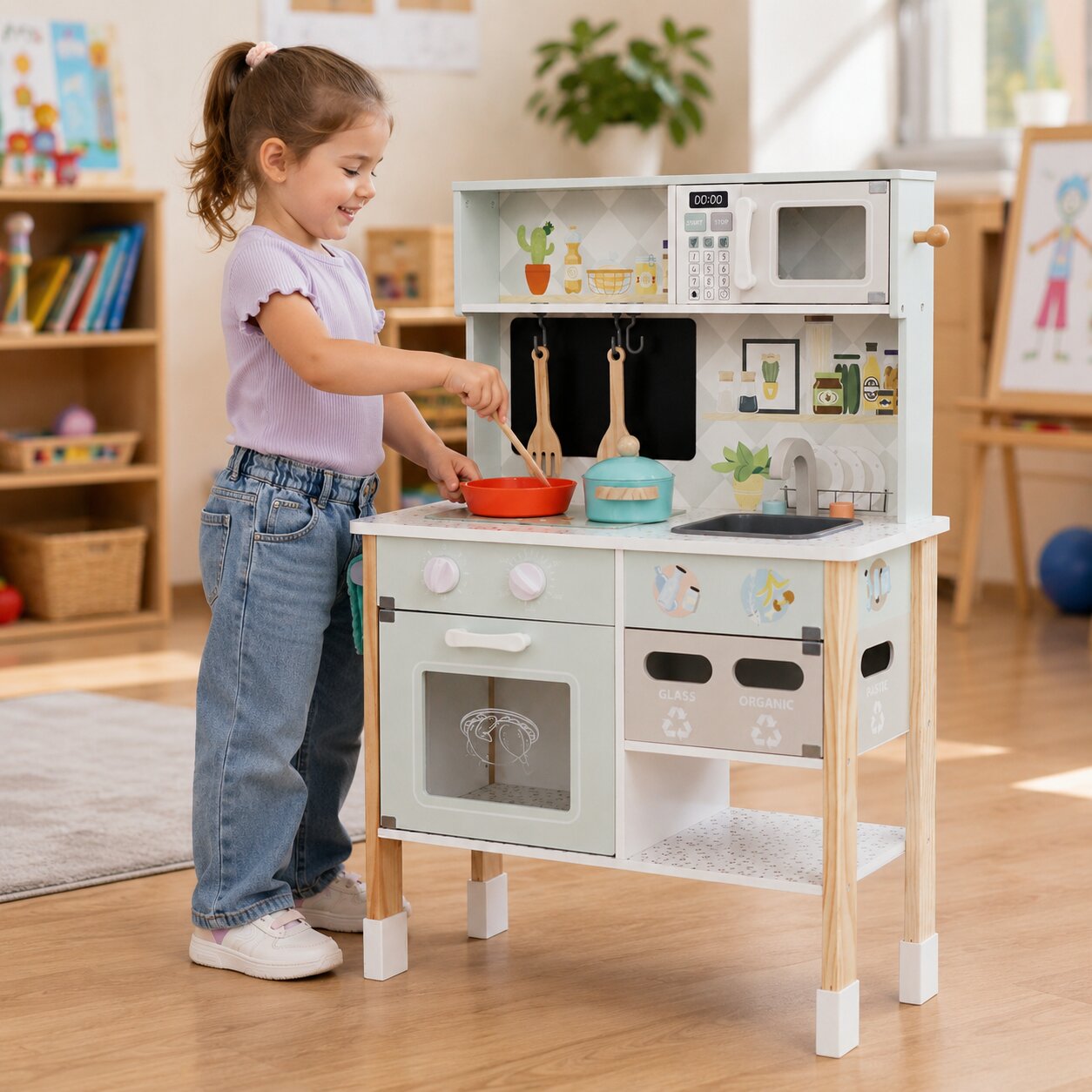 Деца играят в занималня с голяма детска кухня GINGER HOME, мивка, фурна, микровълнова и кухненски аксесоари