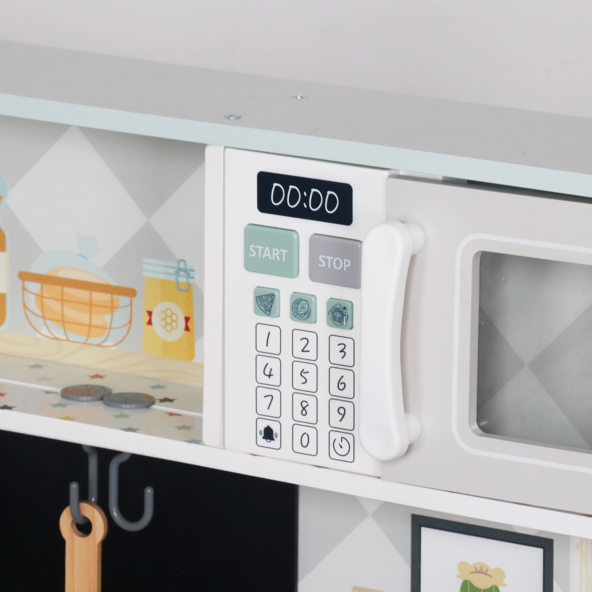 Детайл на електронната микровълнова фурна към детска дървена кухня GINGER HOME с бутони, дисплей и дръжка