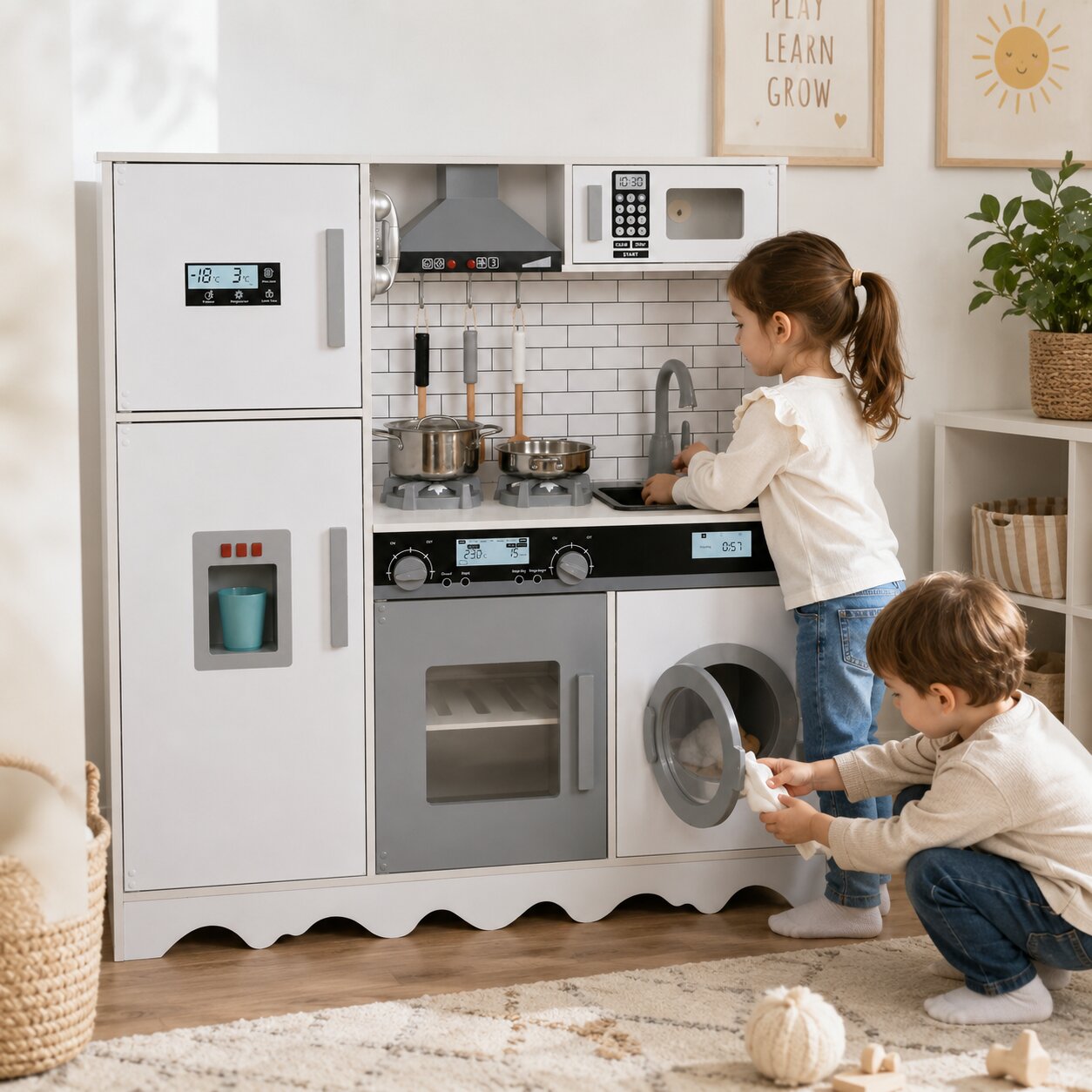 Деца играят с детска кухня GINGER HOME с мивка с течаща вода, пералня, фурна, котлони и хладилник