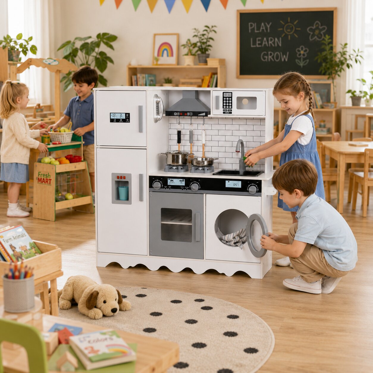 Деца играят заедно с голяма детска дървена кухня GINGER HOME W10C991 в детска стая и развиват въображението си