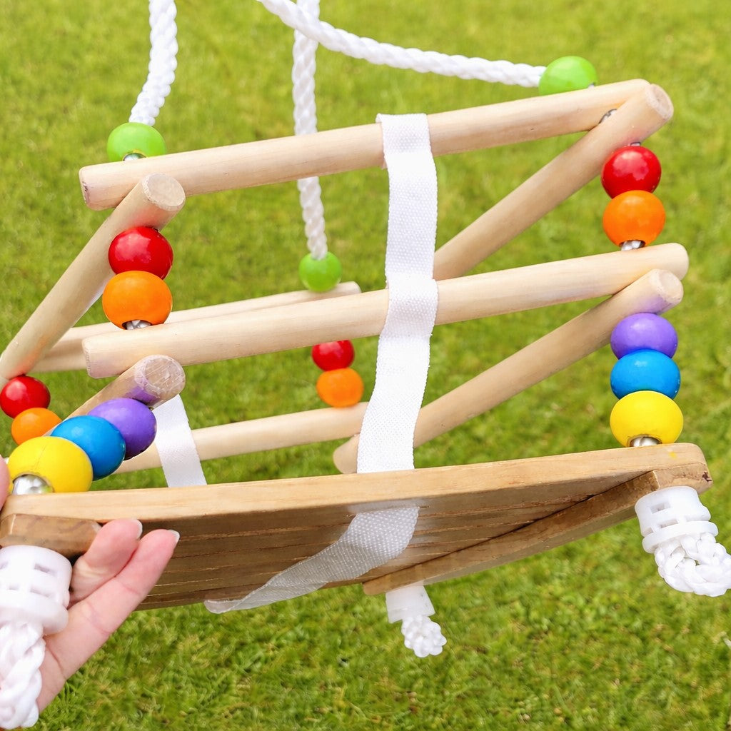 Детайл на детска люлка GINGER HOME с цветни дървени мъниста и предпазни бордове