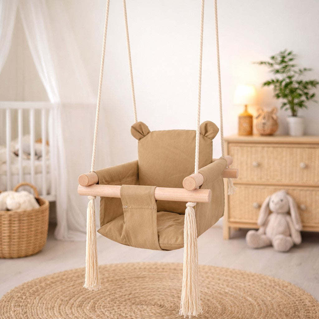 Детска дървена люлка GINGER HOME, показваща начин на окачване и монтаж със здрави памучни въжета