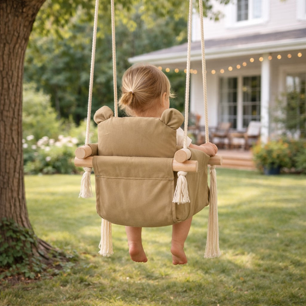 Детска дървена люлка GINGER HOME, използвана на открито в двор или градина