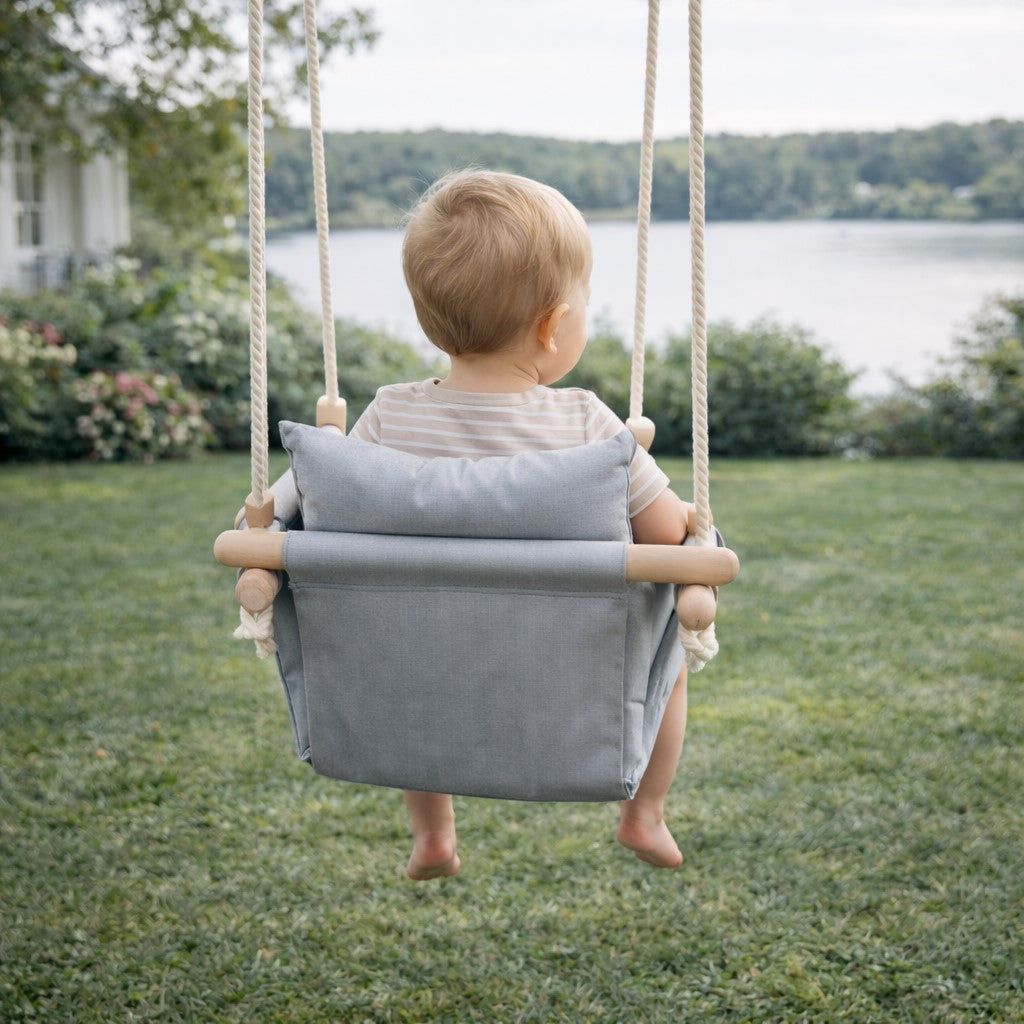 Детска дървена люлка Scandi с дете, използвана на открито