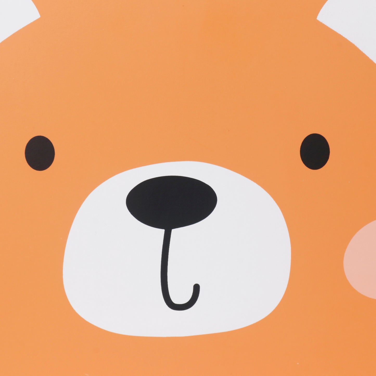 Близък план на облегалката на детското столче с формата на кафяво мече.