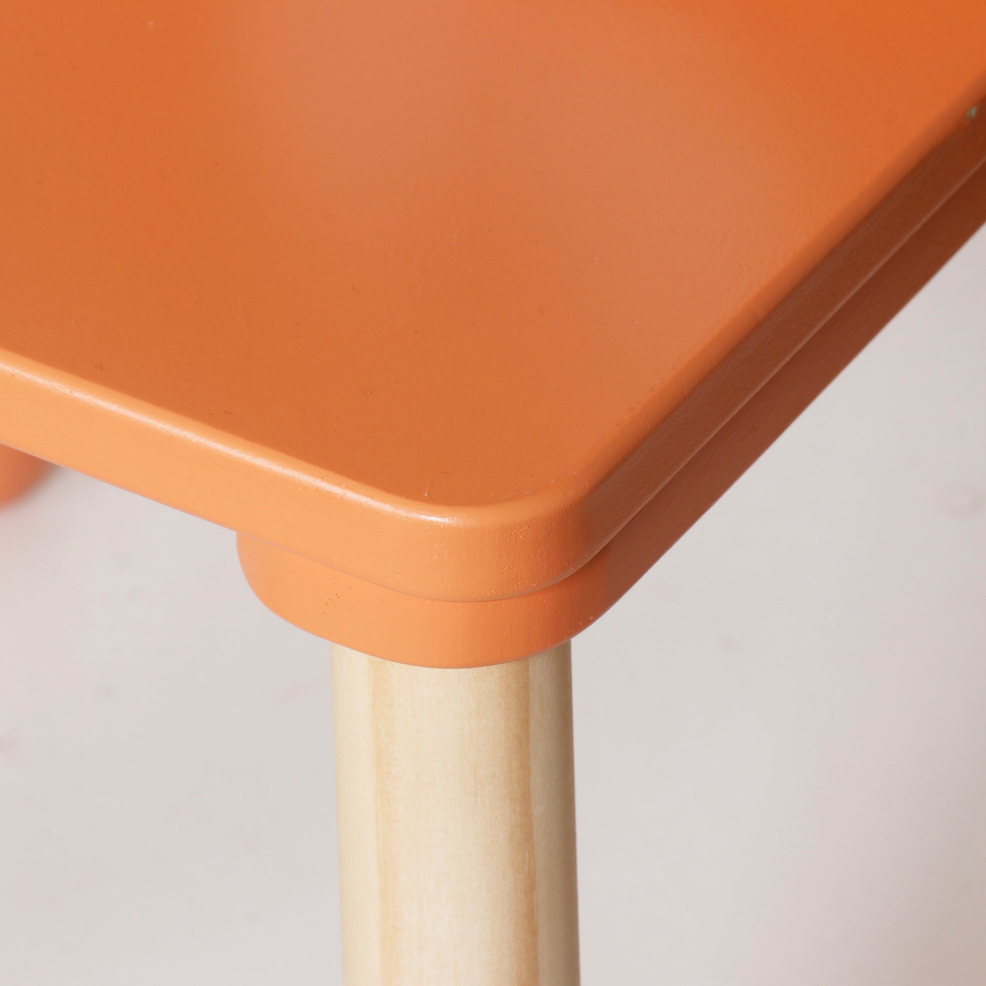 Детайлен план на заоблените ъгли и крака от естествено дърво на детската маса GINGER HOME.