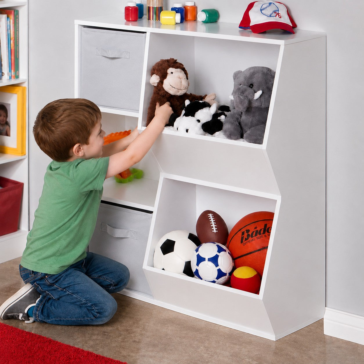 Дете подрежда играчки в детска етажерка GINGER HOME