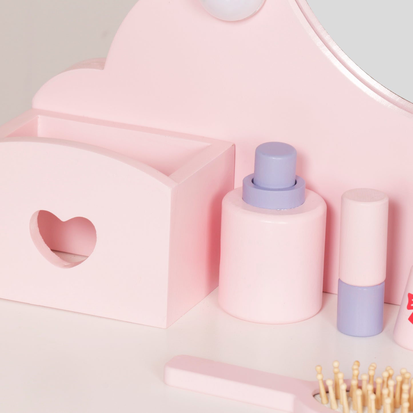 Огледало със светлини и аксесоари върху детска тоалетка GINGER HOME