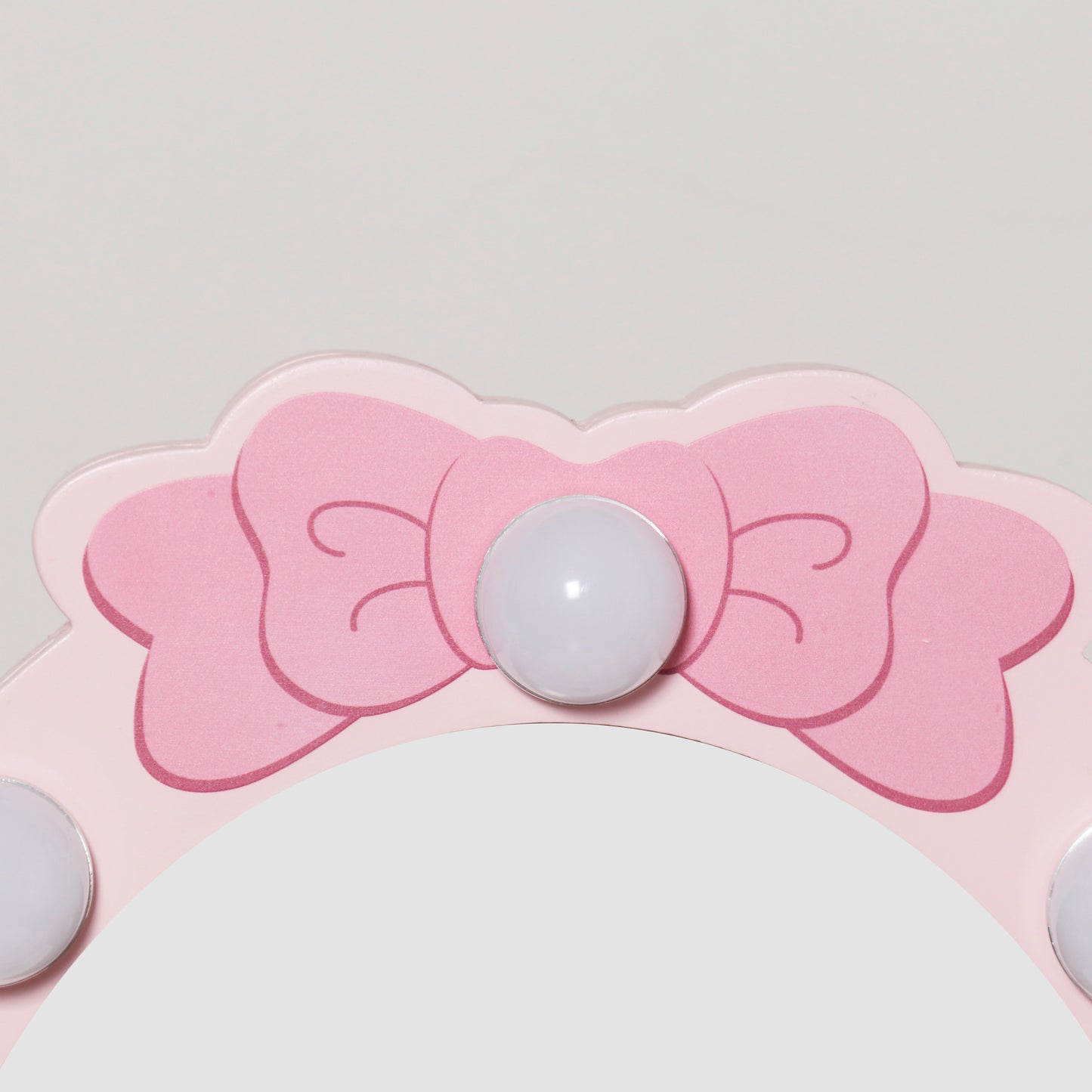 Декоративен елемент с панделка върху детска розова тоалетка GINGER HOME