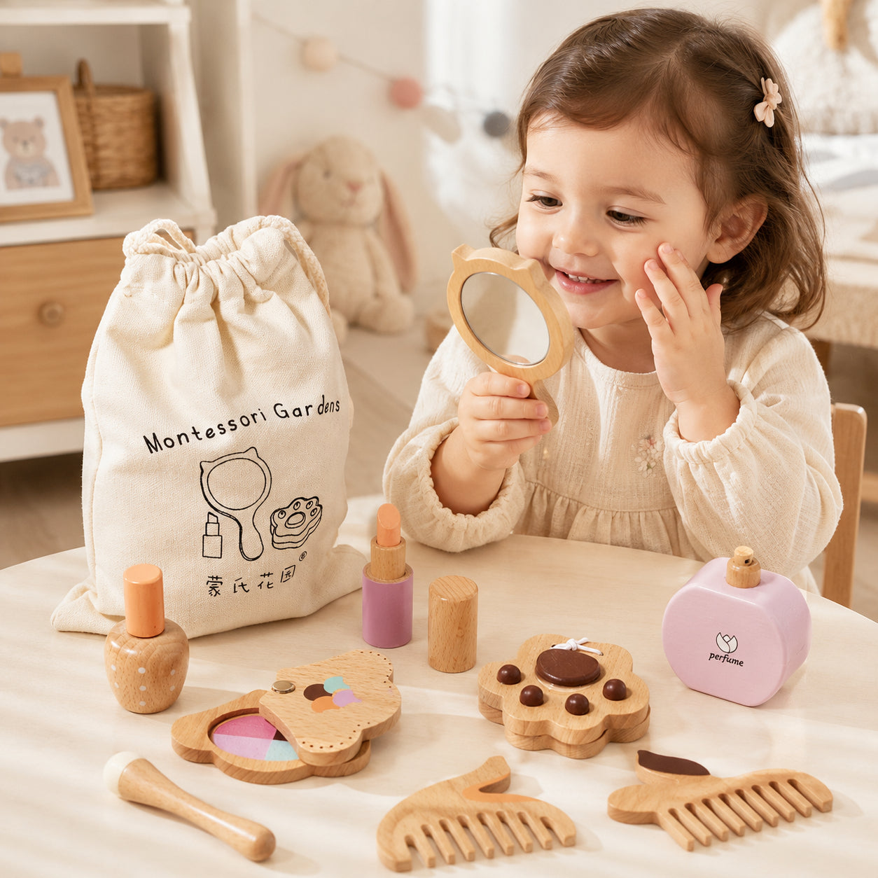 Дете играе с дървен козметичен комплект GINGER HOME с огледало, гребен, червило, лак и парфюм