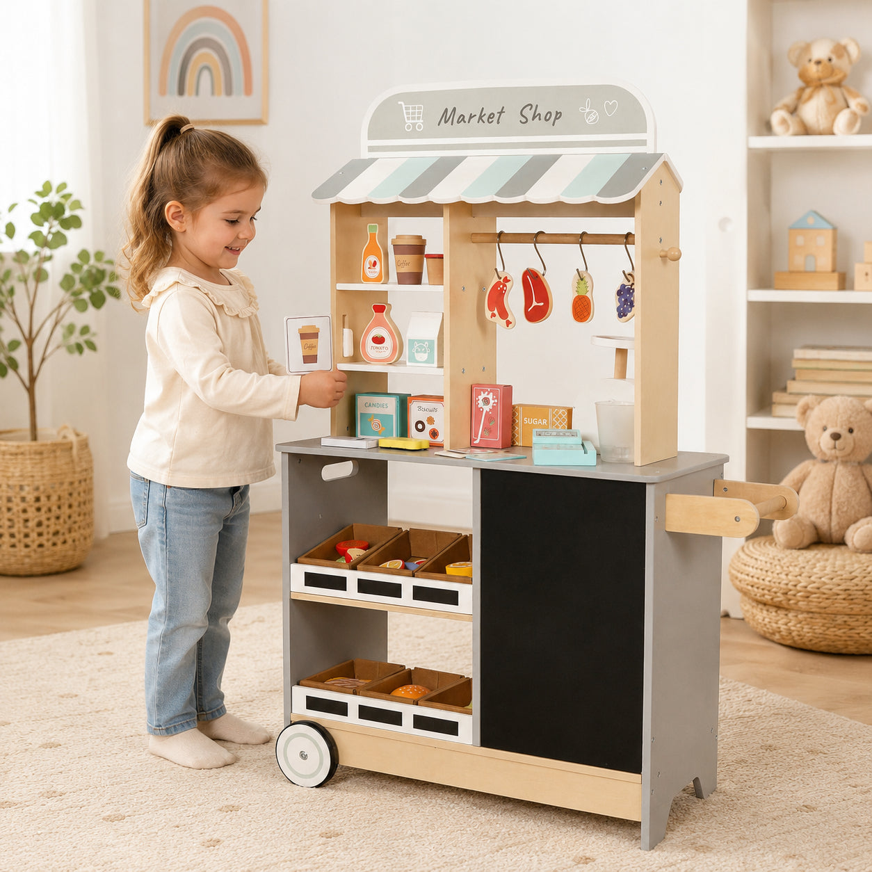 Дете играе с детски дървен магазин GINGER HOME 2 в 1 в светла детска стая