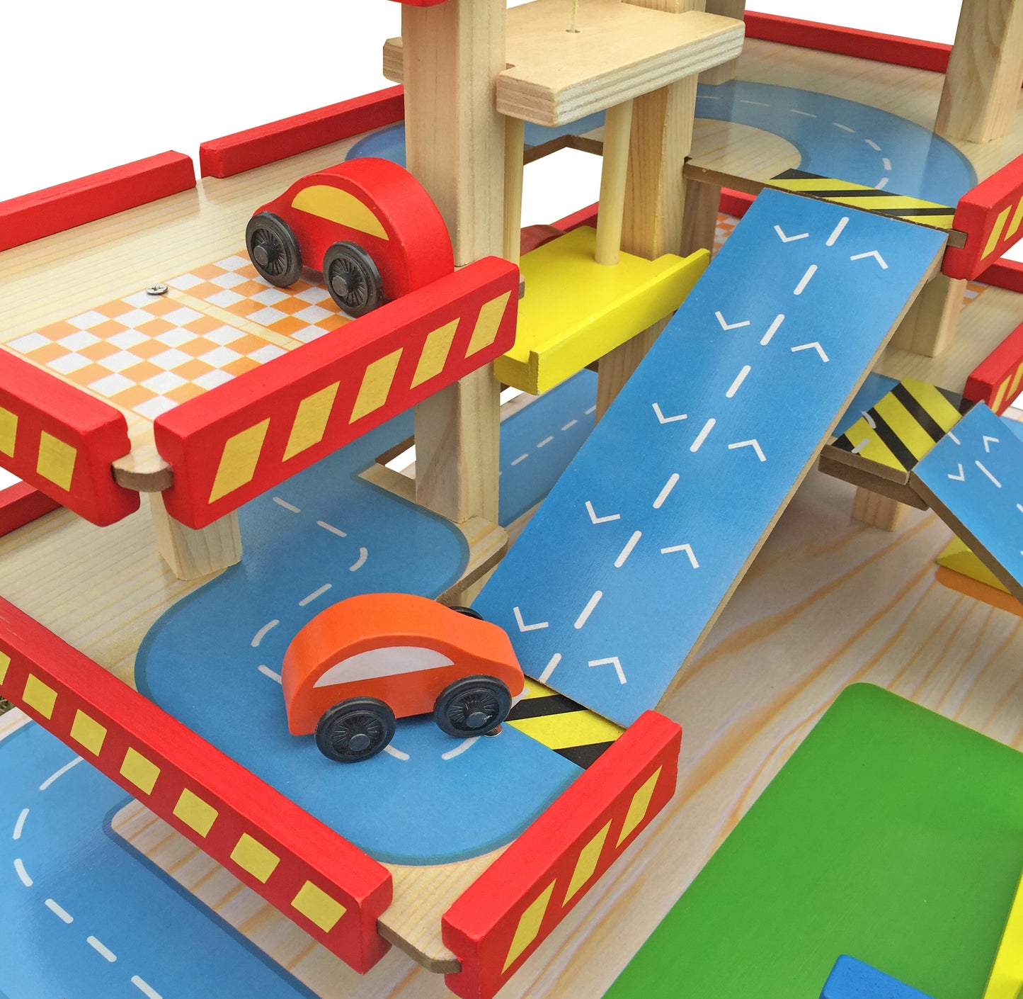 Детайл на рампа и пътна зона с колички към многоетажен дървен паркинг GINGER HOME
