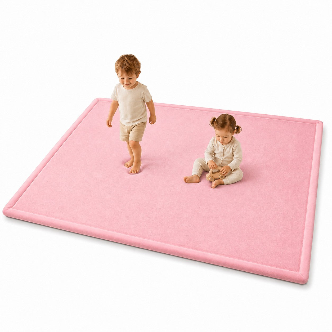 Детски мемори килим GINGER HOME LOLLA в розов цвят, 150x200 см, с две деца върху меката повърхност на бял фон.