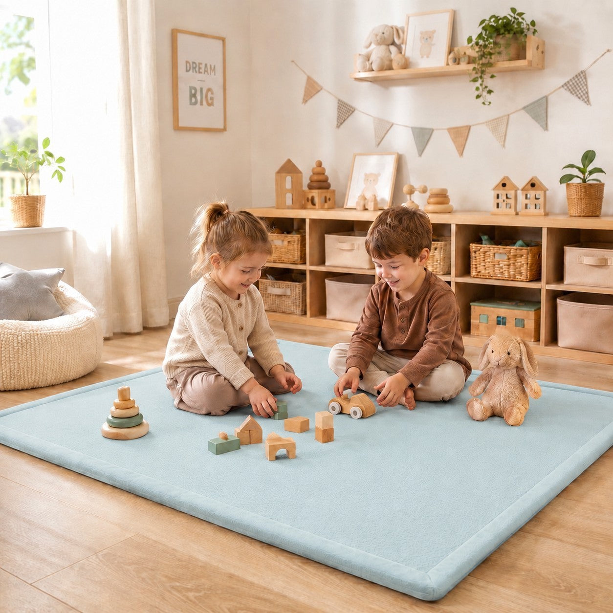 Детски мемори килим GINGER HOME LOLLA в син цвят, поставен в детска стая с две деца и дървени играчки.