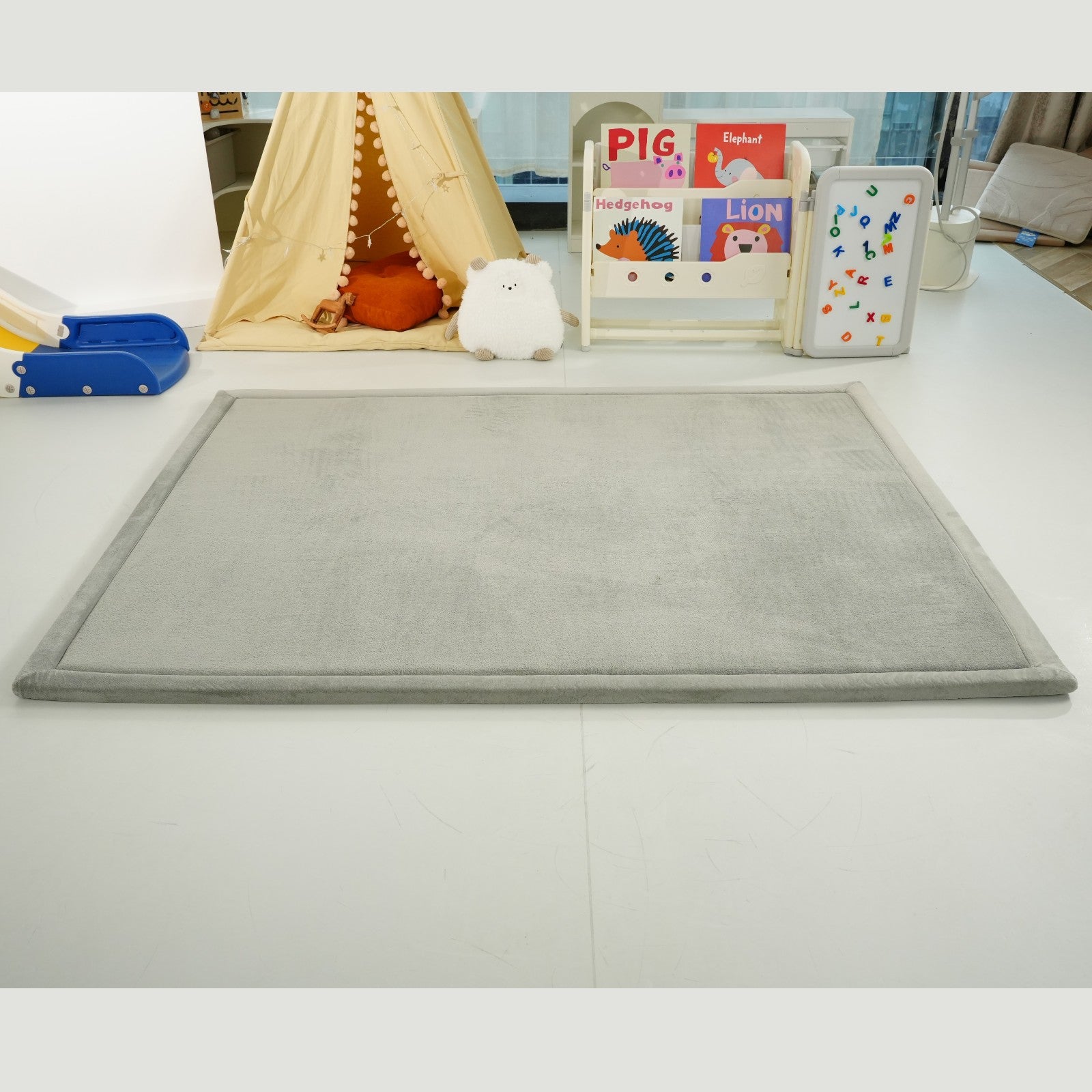 Детски Мемори Килим GINGER HOME LOLLA, 150x200 см, в детска стая с играчки и мек сив дизайн. 