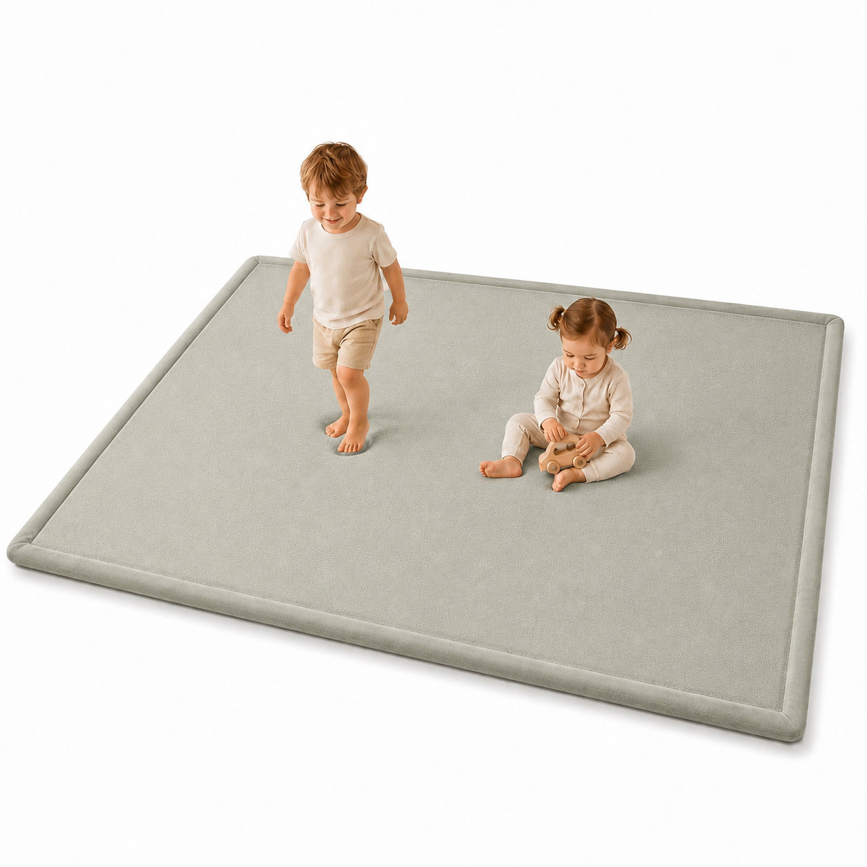 Детски Мемори Килим GINGER HOME LOLLA в сив цвят, 150x200 см, с деца върху меката повърхност, подходящ за игра и детска стая.