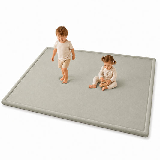 Детски Мемори Килим GINGER HOME LOLLA в сив цвят, 150x200 см, с деца върху меката повърхност, подходящ за игра и детска стая.