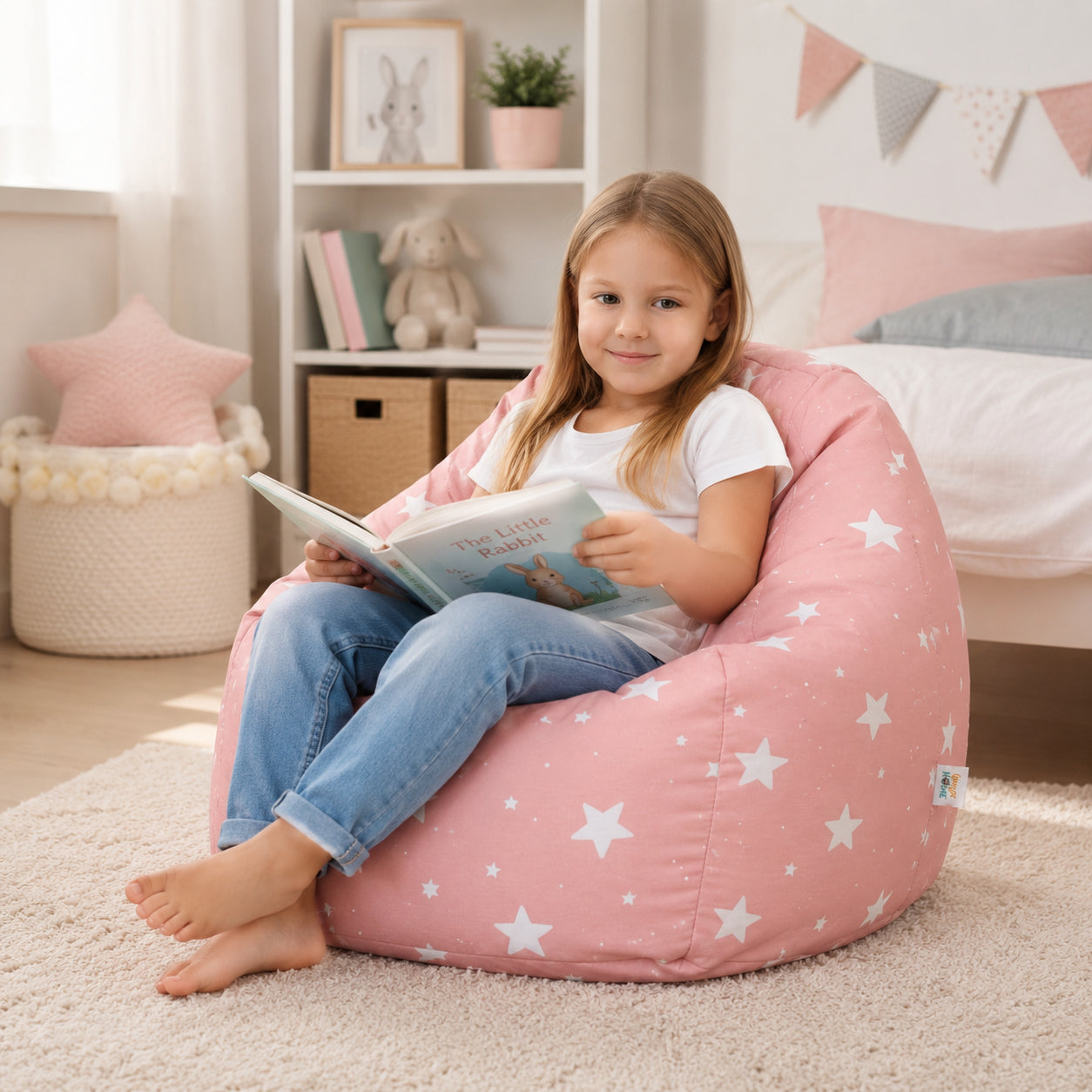 Момиче чете книга в розов детски барбарон GINGER HOME със звезден дизайн