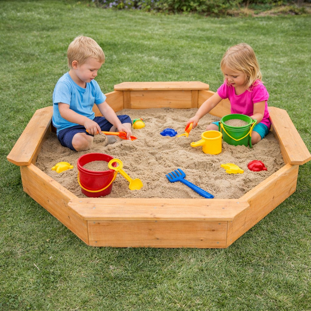 Детски пясъчник GINGER HOME в двор с деца по време на игра