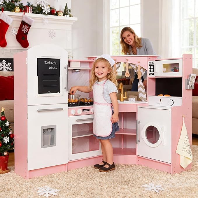 Дете играе с голяма детска дървена кухня GINGER HOME в празничен интериор с котлони, хладилник, мивка, микровълнова и пералня