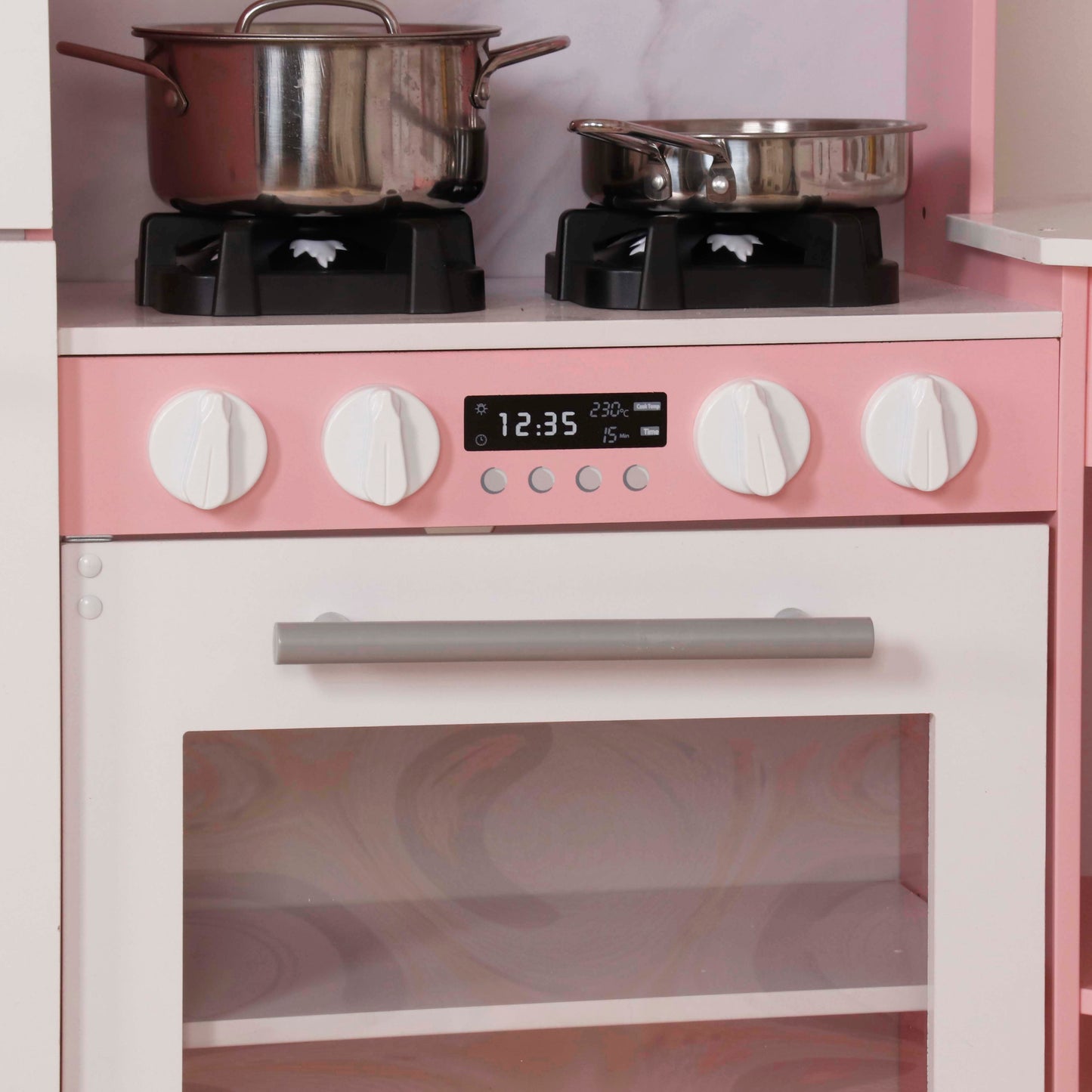 Детайл на котлони и фурна на детска дървена кухня GINGER HOME с тенджера, тиган, контролен панел и въртящи бутони