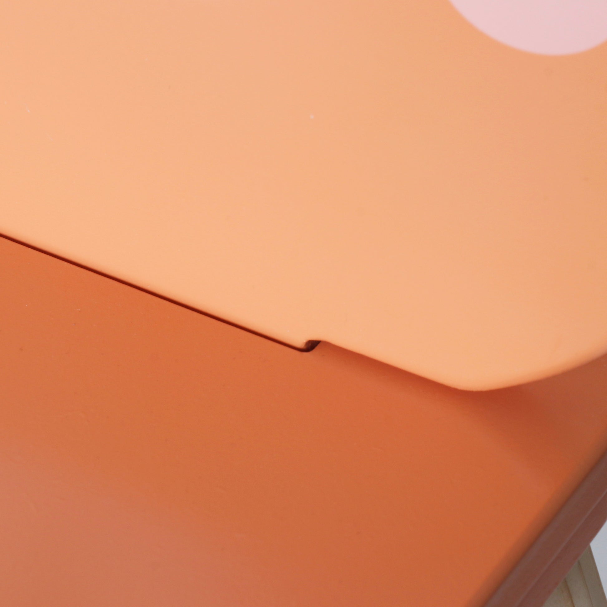 Детайлен изглед отгоре на ъгъла на масата, показващ качествения MDF плот.