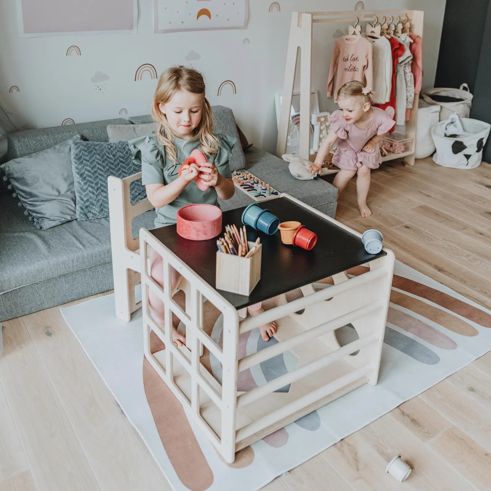 Деца играят на Монтесори комплект GINGER HOME детска маса със столче и активна маса за игра