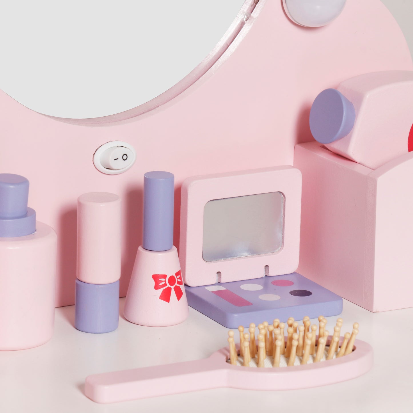 Огледало със светлини и аксесоари върху детска розова тоалетка GINGER HOME